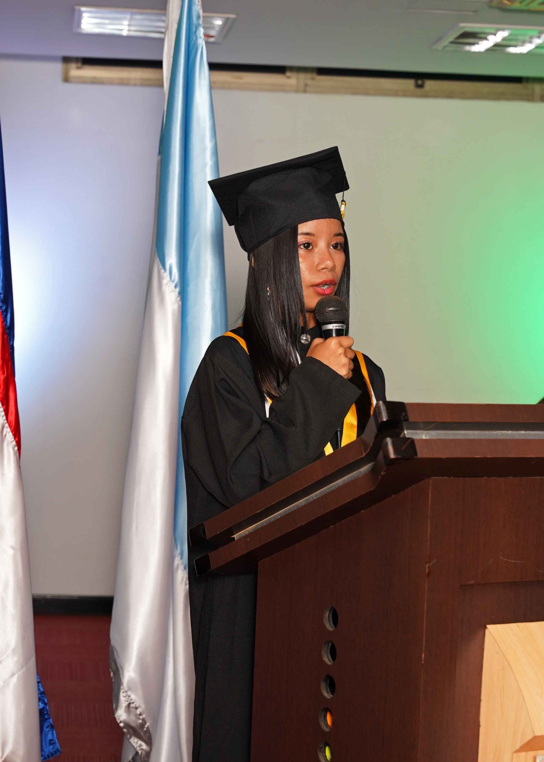 Ceremonia de graduación universitaria con togas en Bogotá